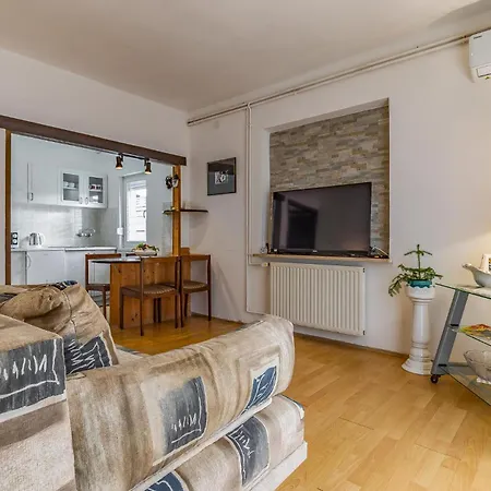 1 Bedroom Awesome In Apartment Medulin