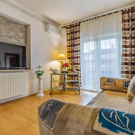 1 Bedroom Awesome In Apartment Medulin
