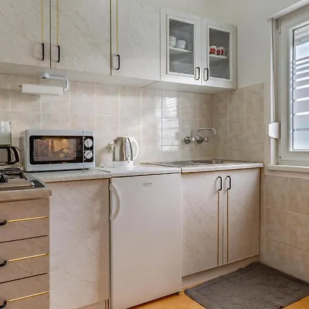 1 Bedroom Awesome In Apartment *