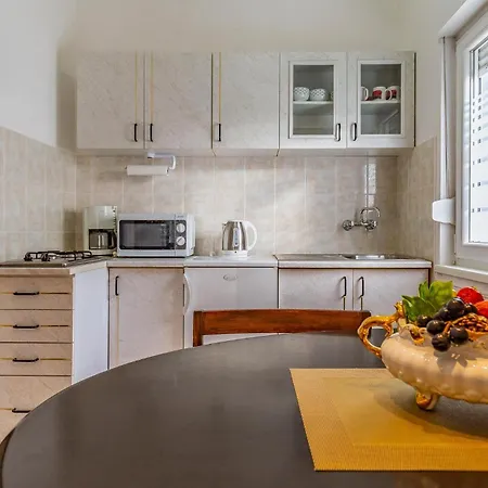 1 Bedroom Awesome In *