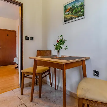 1 Bedroom Awesome In Apartment *